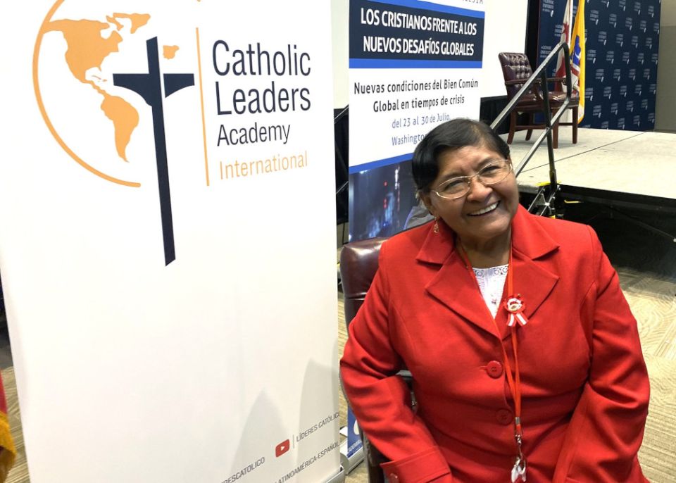 Magdalena Santa María, socióloga de Perú, posa para una foto el 28 de julio de 2022, durante un descanso en la Academia de Líderes Católicos en la Universidad Católica de América en Washington. 